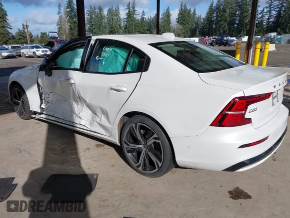 ✅ 2023 Volvo S60 Plus Dark Theme • VIN: 7JRL12TW7PG231244 • Lot: 44693208. Wystawiony na IAAI z przebiegiem 32 996 mil. Bezpłatny archiwum sprzedaży aukcyjnych z USA i szczegółowy raport historii pojazdu na DreamBid. Zdjęcie 3.