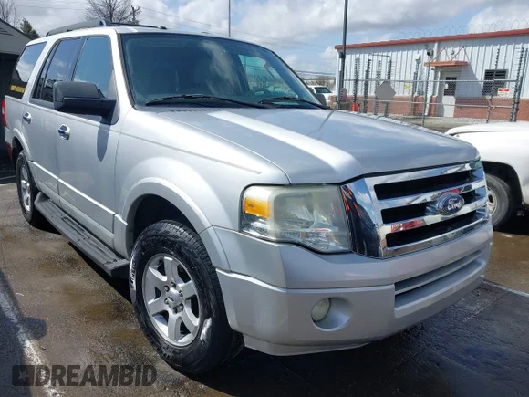 ✅ 2010 Ford Expedition SSV • VIN: 1FMJU1F57AEA69561 • Lot: 41728060. Wystawiony na IAAI z przebiegiem 241 475 mil. Bezpłatny archiwum sprzedaży aukcyjnych z USA i szczegółowy raport historii pojazdu na DreamBid. Zdjęcie 1.