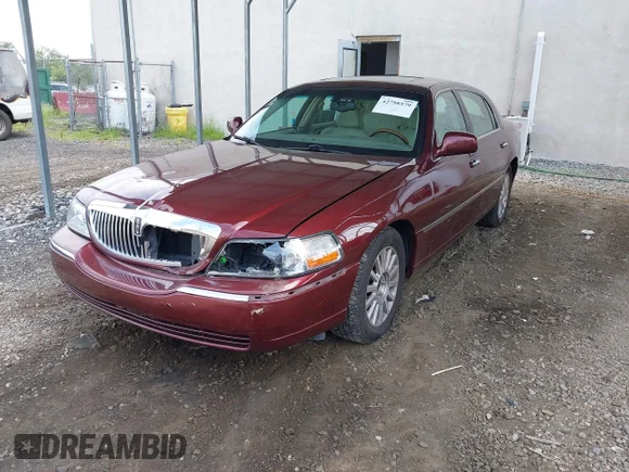 ✅ 2004 Lincoln Town Car Ultimate • VIN: 1LNHM83W34Y634590 • Lot: 42798579. Wystawiony na IAAI z przebiegiem 118 037 mil. Bezpłatny archiwum sprzedaży aukcyjnych z USA i szczegółowy raport historii pojazdu na DreamBid. Zdjęcie 2.