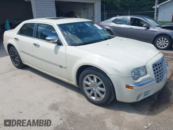 ✅ 2008 Chrysler 300 C Hemi • VIN: 2C3KA63H58H251487 • Lot: 45420370. Wystawiony na IAAI z przebiegiem 160 806 mil. Bezpłatny archiwum sprzedaży aukcyjnych z USA i szczegółowy raport historii pojazdu na DreamBid. Zdjęcie 1.