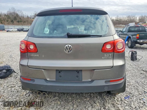 ✅ 2011 Volkswagen Tiguan S • VIN: WVGBV7AXXBW528753 • Lot: 73248715. Wystawiony na Copart z przebiegiem 111 640 mil. Bezpłatny archiwum sprzedaży aukcyjnych z USA i szczegółowy raport historii pojazdu na DreamBid. Zdjęcie 6.