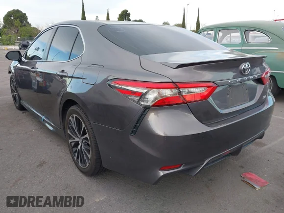 ✅ 2018 Toyota Camry LE • VIN: 4T1B11HK5JU520024 • Lot: 44297743. Wystawiony na IAAI z przebiegiem 172 898 mil. Bezpłatny archiwum sprzedaży aukcyjnych z USA i szczegółowy raport historii pojazdu na DreamBid. Zdjęcie 3.