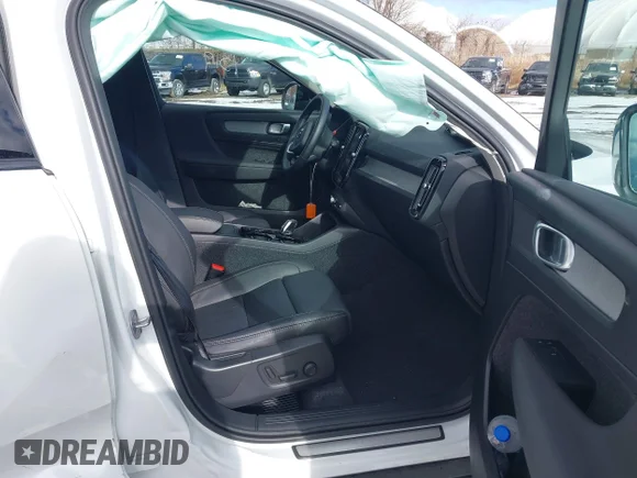 ✅ 2025 Volvo XC40 Plus Dark Theme • VIN: YV4L12UC6S2606417 • Lot: 44185923. Wystawiony na IAAI z przebiegiem 10 510 mil. Bezpłatny archiwum sprzedaży aukcyjnych z USA i szczegółowy raport historii pojazdu na DreamBid. Zdjęcie 5.
