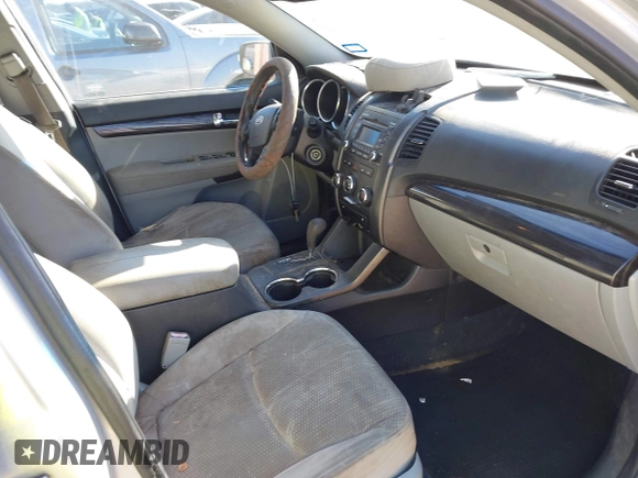 ✅ 2012 Kia Sorento LX • VIN: 5XYKT4A2XCG212099 • Lot: 43874848. Wystawiony na IAAI z przebiegiem 281 351 mil. Bezpłatny archiwum sprzedaży aukcyjnych z USA i szczegółowy raport historii pojazdu na DreamBid. Zdjęcie 5.