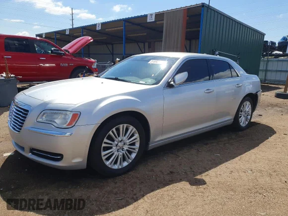 ✅ 2012 Chrysler 300 • VIN: 2C3CCAAGXCH196944 • Lot: 51692946. Wystawiony na Copart z przebiegiem 221 347 mil. Bezpłatny archiwum sprzedaży aukcyjnych z USA i szczegółowy raport historii pojazdu na DreamBid. Zdjęcie 1.