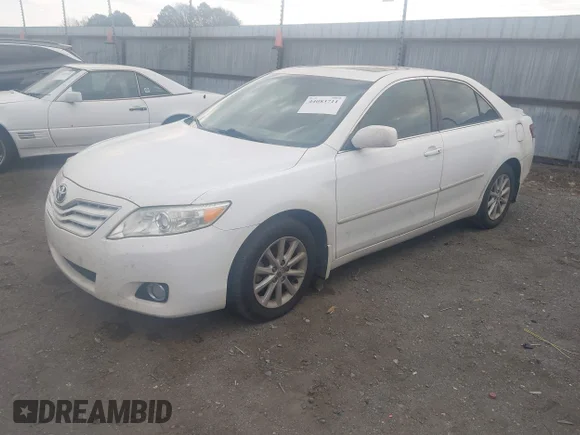 ✅ 2010 Toyota Camry XLE • VIN: 4T1BK3EK0AU600439 • Lot: 44083711. Wystawiony na IAAI z przebiegiem 204 731 mil. Bezpłatny archiwum sprzedaży aukcyjnych z USA i szczegółowy raport historii pojazdu na DreamBid. Zdjęcie 2.