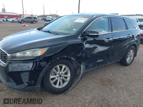 ✅ 2019 Kia Sorento L • VIN: 5XYPG4A37KG567667 • Lot: 45252494. Wystawiony na IAAI z przebiegiem 122 979 mil. Bezpłatny archiwum sprzedaży aukcyjnych z USA i szczegółowy raport historii pojazdu na DreamBid. Zdjęcie 6.