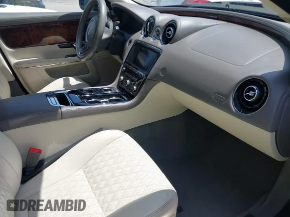 ✅ 2016 Jaguar XJ Portfolio • VIN: SAJWA2G73G8V92934 • Lot: 42557171. Wystawiony na IAAI z przebiegiem 106 413 mil. Bezpłatny archiwum sprzedaży aukcyjnych z USA i szczegółowy raport historii pojazdu na DreamBid. Zdjęcie 5.