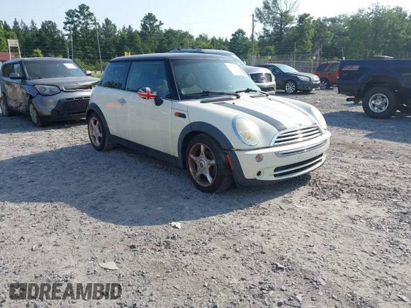 ✅ 2006 MINI Hardtop • VIN: WMWRC33506TK18077 • Лот: 42583190. Опубліковано раніше на IAAI з пробігом 170 819 миль. Безкоштовний доступ до архіву аукціонних продажів зі США та докладний звіт про історію автомобіля на DreamBid. Зображення 1.
