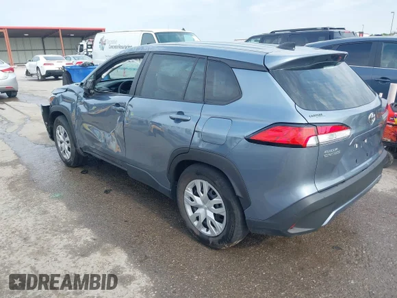 ✅ 2022 Toyota Corolla Cross L • VIN: 7MUAAAAGXNV030989 • Lot: 45108860. Wystawiony na IAAI z przebiegiem 45 633 mil. Bezpłatny archiwum sprzedaży aukcyjnych z USA i szczegółowy raport historii pojazdu na DreamBid. Zdjęcie 3.