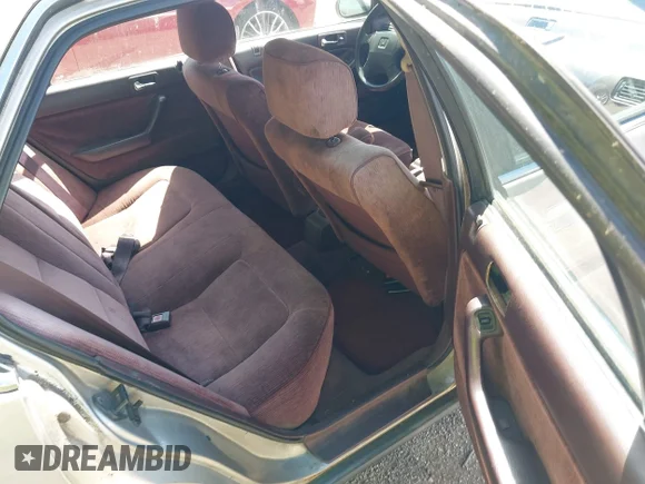✅ 1993 Honda Accord • VIN: 1HGCB7650PA139117 • Lot: 45417579. Wystawiony na IAAI z przebiegiem 301 695 mil. Bezpłatny archiwum sprzedaży aukcyjnych z USA i szczegółowy raport historii pojazdu na DreamBid. Zdjęcie 8.