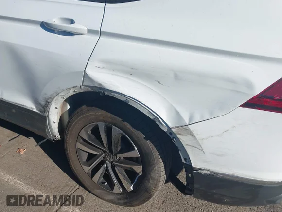 ✅ 2022 Volkswagen Tiguan S • VIN: 3VV0B7AX3NM097859 • Lot: 43521282. Wystawiony na IAAI z przebiegiem 19 653 mil. Bezpłatny archiwum sprzedaży aukcyjnych z USA i szczegółowy raport historii pojazdu na DreamBid. Zdjęcie 6.