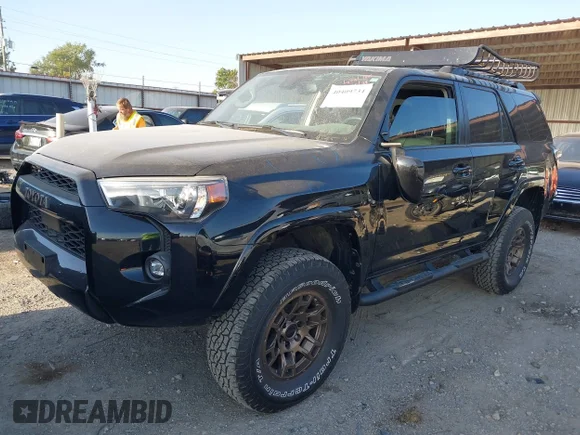 ✅ 2023 Toyota 4Runner 40th Anniversary Edition • VIN: JTEUU5JR6P6099586 • Lot: 40409734. Wystawiony na IAAI z przebiegiem 84 071 mil. Bezpłatny archiwum sprzedaży aukcyjnych z USA i szczegółowy raport historii pojazdu na DreamBid. Zdjęcie 2.