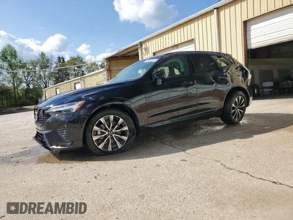 ✅ 2025 Volvo XC60 Plus • VIN: YV4M12RCXS1081381 • Lot: 51269005. Wystawiony na Copart z przebiegiem 6 252 mil. Bezpłatny archiwum sprzedaży aukcyjnych z USA i szczegółowy raport historii pojazdu na DreamBid. Zdjęcie 1.