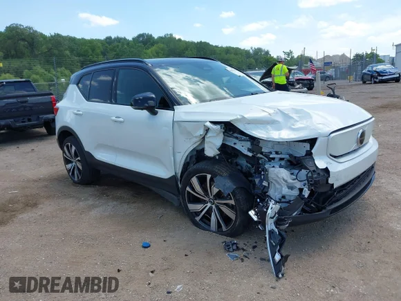 ✅ 2022 Volvo XC40 Twin Plus • VIN: YV4ED3UR9N2713525 • Лот: 42571693. Опубликован ранее на IAAI с пробегом 21 424 миль. Бесплатный доступ к архиву аукционных продаж из США и подробный отчёт об истории автомобиля на DreamBid. Изображение 1.