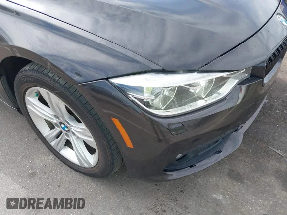 ✅ 2018 BMW 3 Series 330i • VIN: WBA8B9G51JNU95765 • Lot: 45015744. Wystawiony na IAAI z przebiegiem 71 801 mil. Bezpłatny archiwum sprzedaży aukcyjnych z USA i szczegółowy raport historii pojazdu na DreamBid. Zdjęcie 6.