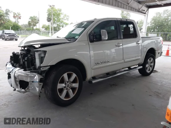 ✅ 2015 Nissan Titan SV • VIN: 1N6BA0ED1FN502929 • Lot: 42431227. Wystawiony na IAAI z przebiegiem 138 394 mil. Bezpłatny archiwum sprzedaży aukcyjnych z USA i szczegółowy raport historii pojazdu na DreamBid. Zdjęcie 2.
