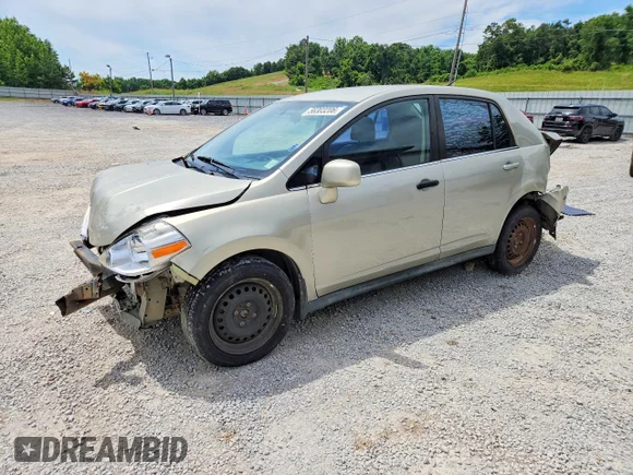 ✅ 2008 Nissan Versa S • VIN: 3N1BC11E48L433712 • Lot: 56303206. Wystawiony na Copart z przebiegiem 128 972 mil. Bezpłatny archiwum sprzedaży aukcyjnych z USA i szczegółowy raport historii pojazdu na DreamBid. Zdjęcie 1.