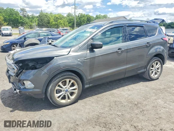 ✅ 2017 Ford Escape SE • VIN: 1FMCU9G9XHUE83488 • Lot: 57817936. Wystawiony na Copart z przebiegiem 105 647 mil. Bezpłatny archiwum sprzedaży aukcyjnych z USA i szczegółowy raport historii pojazdu na DreamBid. Zdjęcie 1.