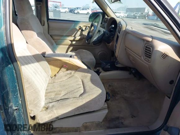 ✅ 1998 Chevrolet S-10 LS • VIN: 1GCCS19X2W8185983 • Lot: 43927701. Wystawiony na IAAI z przebiegiem 174 025 mil. Bezpłatny archiwum sprzedaży aukcyjnych z USA i szczegółowy raport historii pojazdu na DreamBid. Zdjęcie 5.