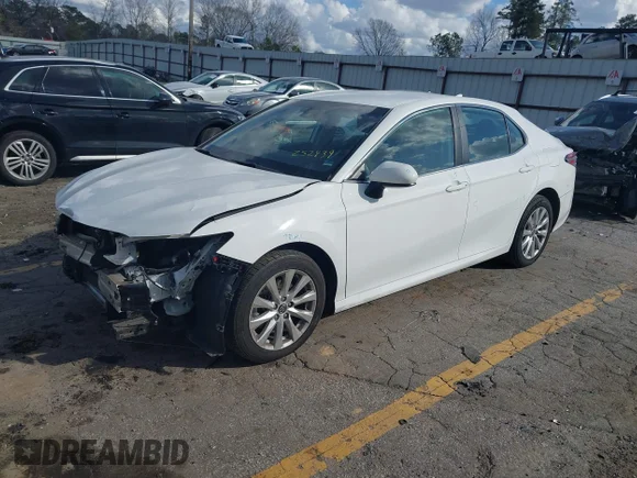 ✅ 2019 Toyota Camry LE • VIN: 4T1B11HK6KU252439 • Lot: 44521843. Wystawiony na IAAI z przebiegiem 96 000 mil. Bezpłatny archiwum sprzedaży aukcyjnych z USA i szczegółowy raport historii pojazdu na DreamBid. Zdjęcie 2.