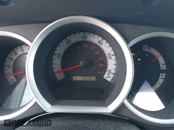 ✅ 2015 Toyota Tacoma PreRunner • VIN: 5TFJX4GN9FX039498 • Lot: 41487344. Wystawiony na IAAI z przebiegiem 135 061 mil. Bezpłatny archiwum sprzedaży aukcyjnych z USA i szczegółowy raport historii pojazdu na DreamBid. Zdjęcie 7.