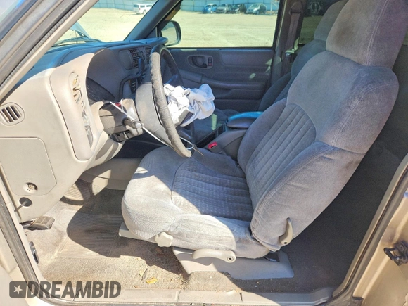 ✅ 2001 Chevrolet S-10 LS • VIN: 1GCCS19W118116315 • Lot: 46101176. Wystawiony na Copart z przebiegiem 179 464 mil. Bezpłatny archiwum sprzedaży aukcyjnych z USA i szczegółowy raport historii pojazdu na DreamBid. Zdjęcie 7.