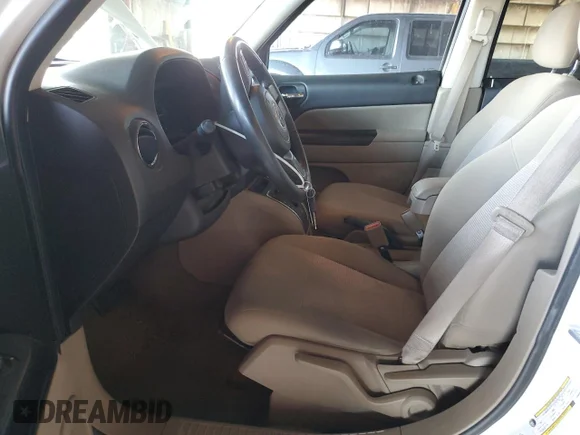 ✅ 2014 Jeep Patriot Latitude • VIN: 1C4NJPFB6ED889584 • Lot: 46823475. Wystawiony na Copart z przebiegiem 99 587 mil. Bezpłatny archiwum sprzedaży aukcyjnych z USA i szczegółowy raport historii pojazdu na DreamBid. Zdjęcie 7.