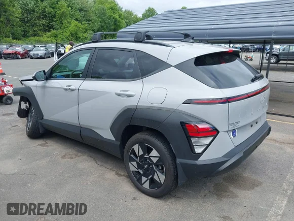 ✅ 2025 Hyundai Kona SEL • VIN: KM8HBCAB0SU195216 • Lot: 45250389. Wystawiony na IAAI z przebiegiem 8 856 mil. Bezpłatny archiwum sprzedaży aukcyjnych z USA i szczegółowy raport historii pojazdu na DreamBid. Zdjęcie 3.