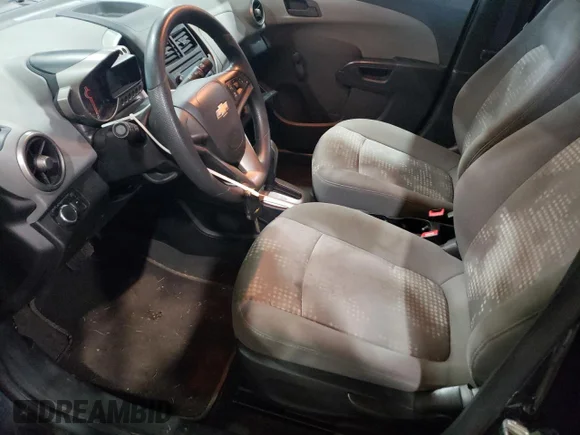 ✅ 2015 Chevrolet Sonic LS • VIN: 1G1JA5SG1F4136429 • Lot: 36751653. Wystawiony na Copart z przebiegiem 88 326 mil. Bezpłatny archiwum sprzedaży aukcyjnych z USA i szczegółowy raport historii pojazdu na DreamBid. Zdjęcie 7.
